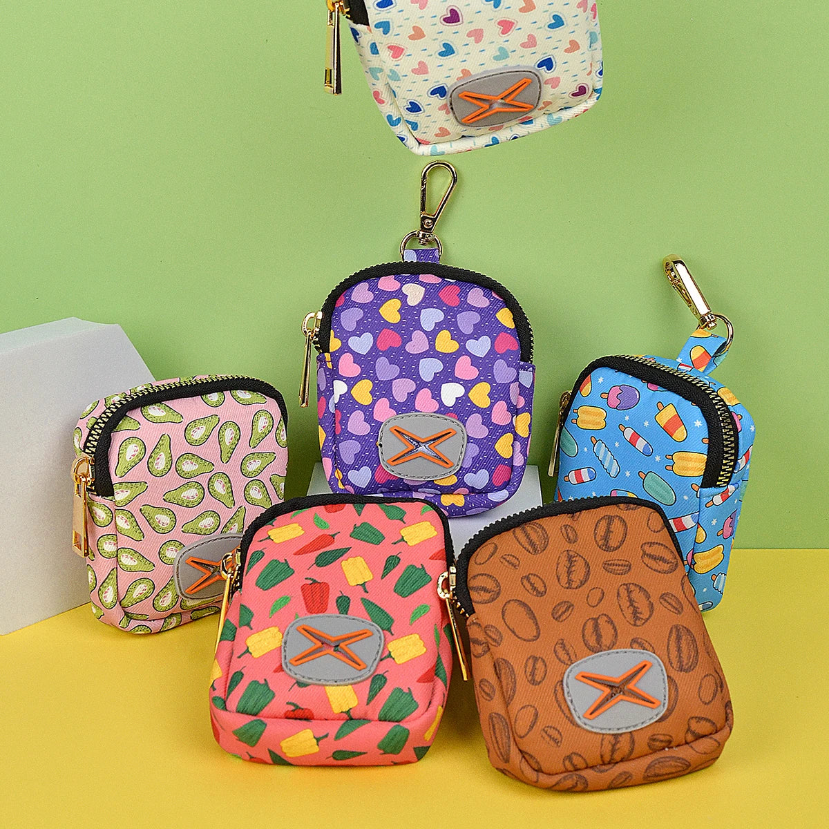 Elegant Hållare för Avföringspåsar med Gulddetaljer – Slitstarkt Material och Modern Design