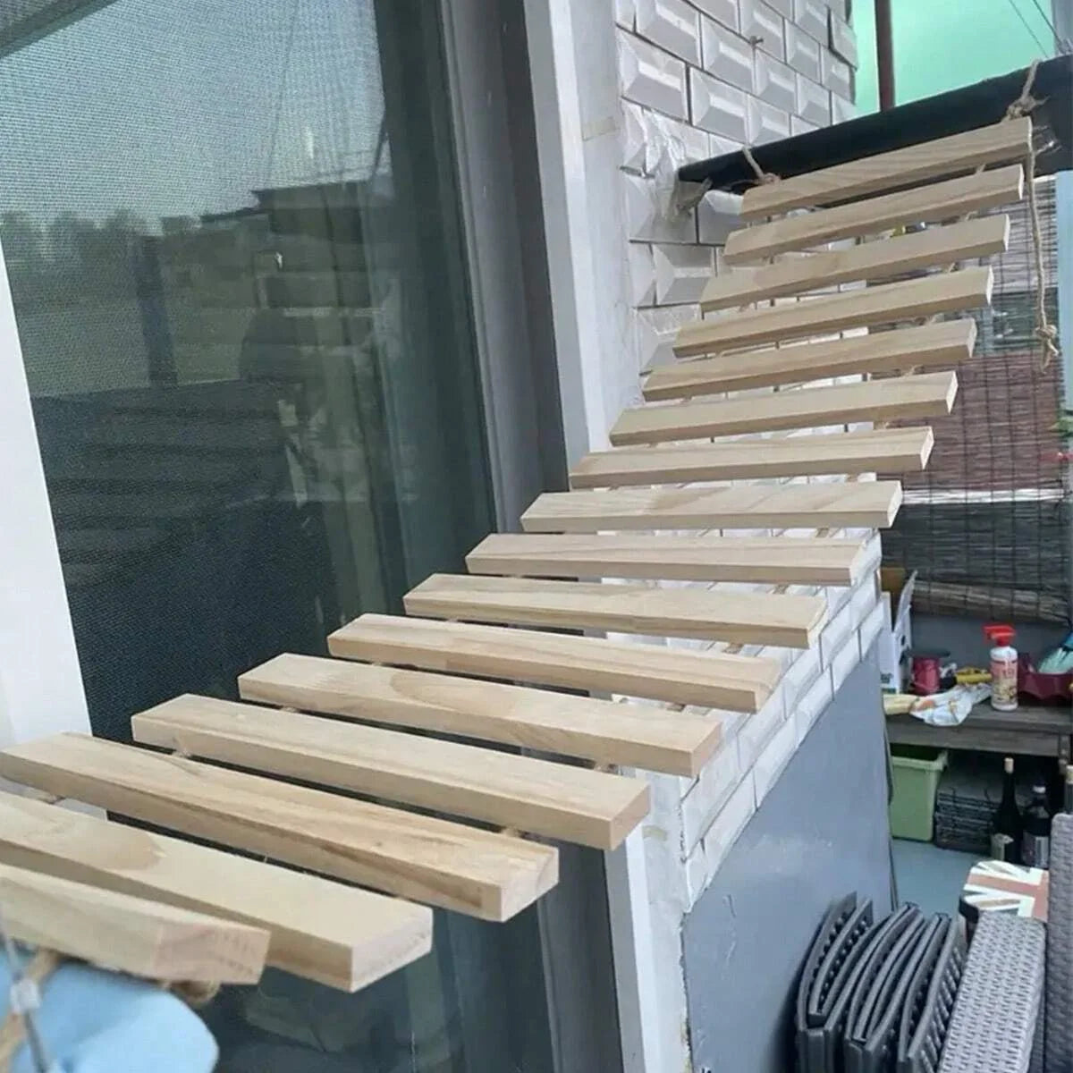 klätterbro trä katt naturlig lek äventyr