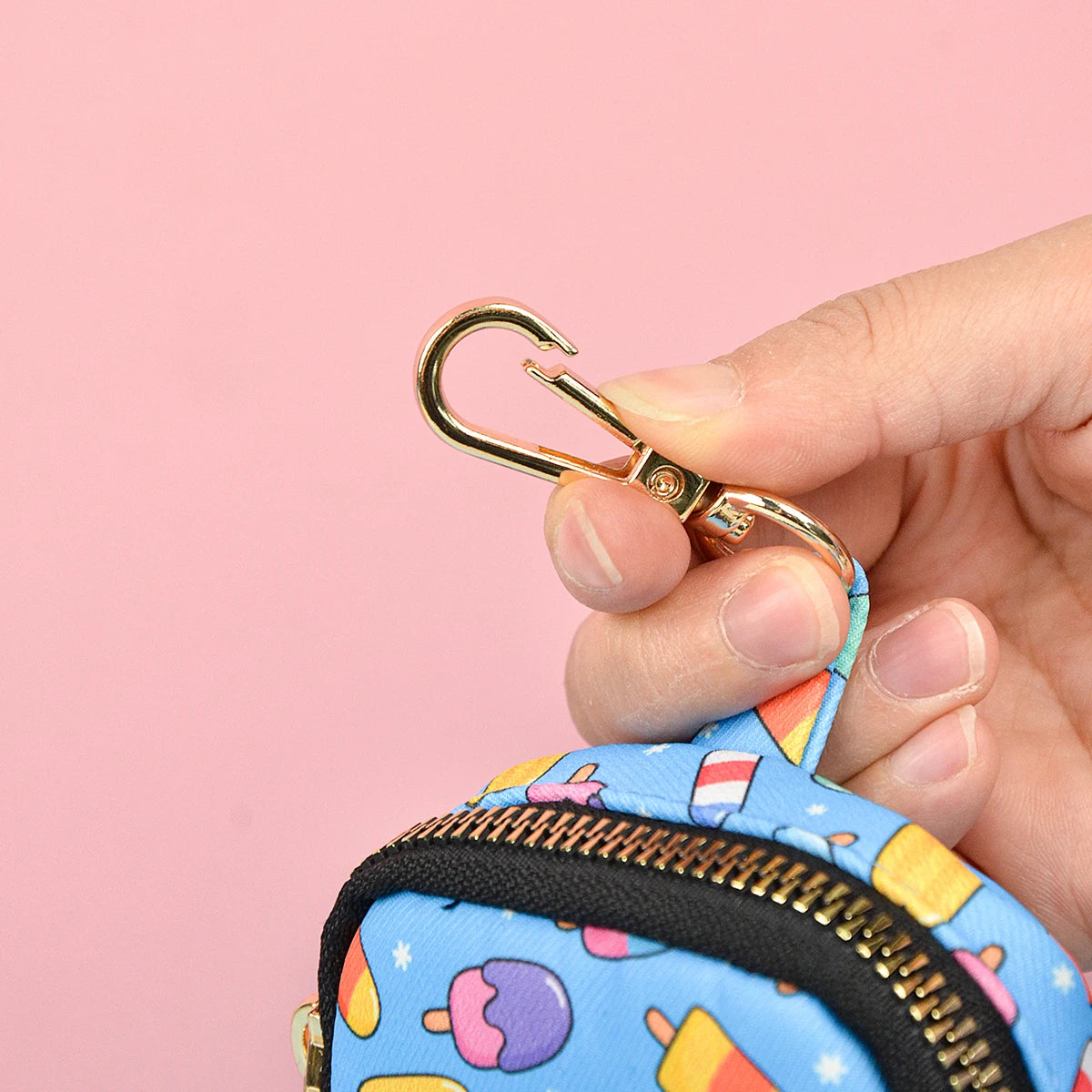 Elegant Hållare för Avföringspåsar med Gulddetaljer – Slitstarkt Material och Modern Design