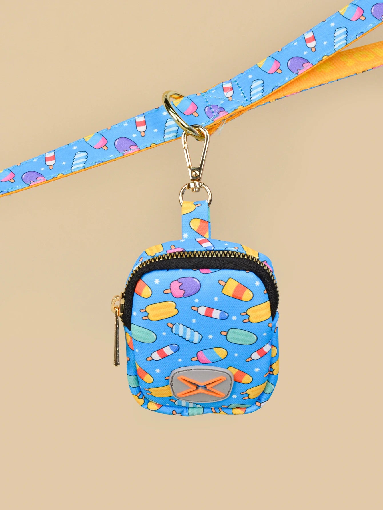 Elegant Hållare för Avföringspåsar med Gulddetaljer – Slitstarkt Material och Modern Design