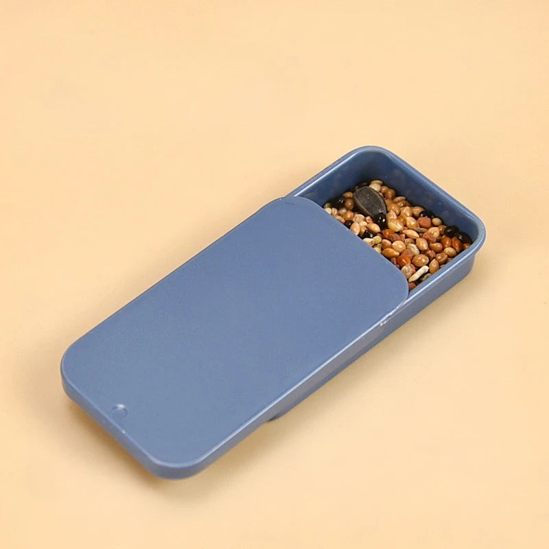 handhållen foderdosa i metall for fågelträning