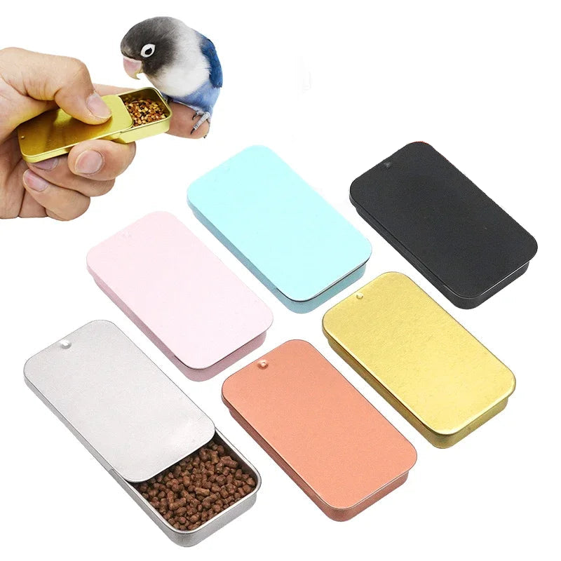 handhållen foderdosa i metall for fågelträning