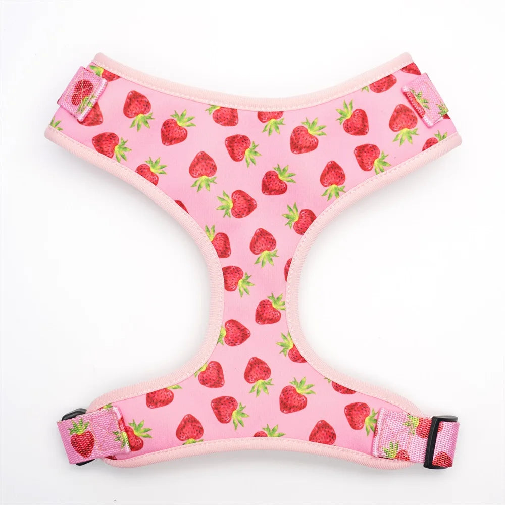 handgjord sele i bomull med sött mönster med jordgubbar