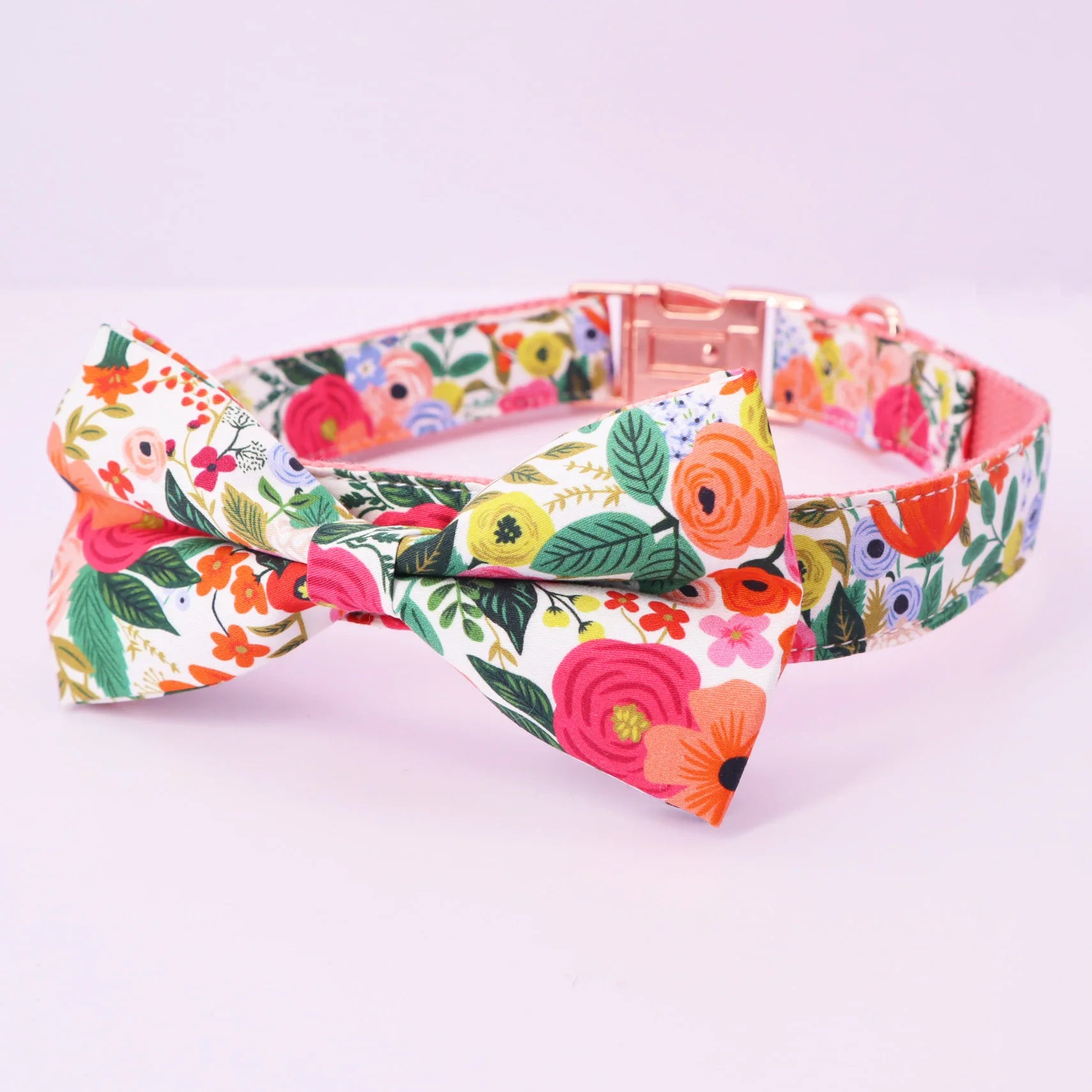 komplett handgjort hundset med sele halsband koppel bandana och blomrosett