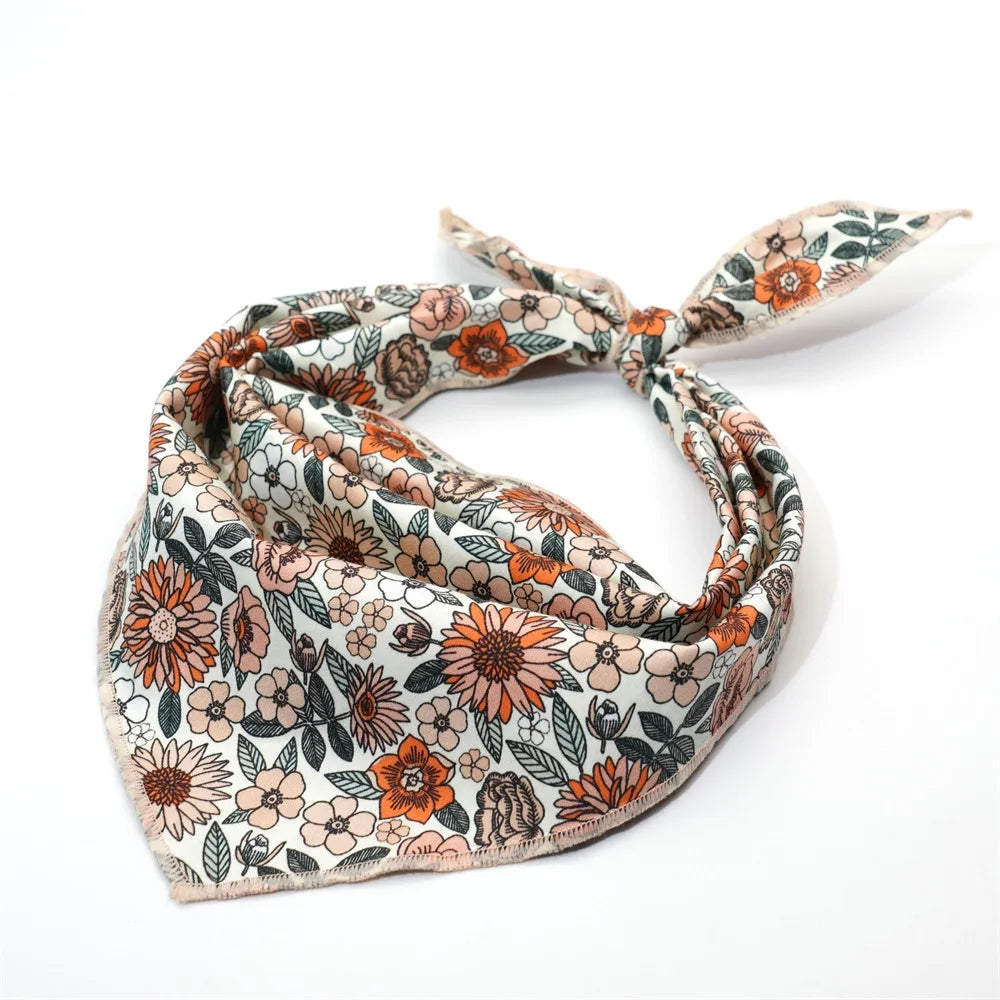 handgjord hundskarf i boho blommigt mönster