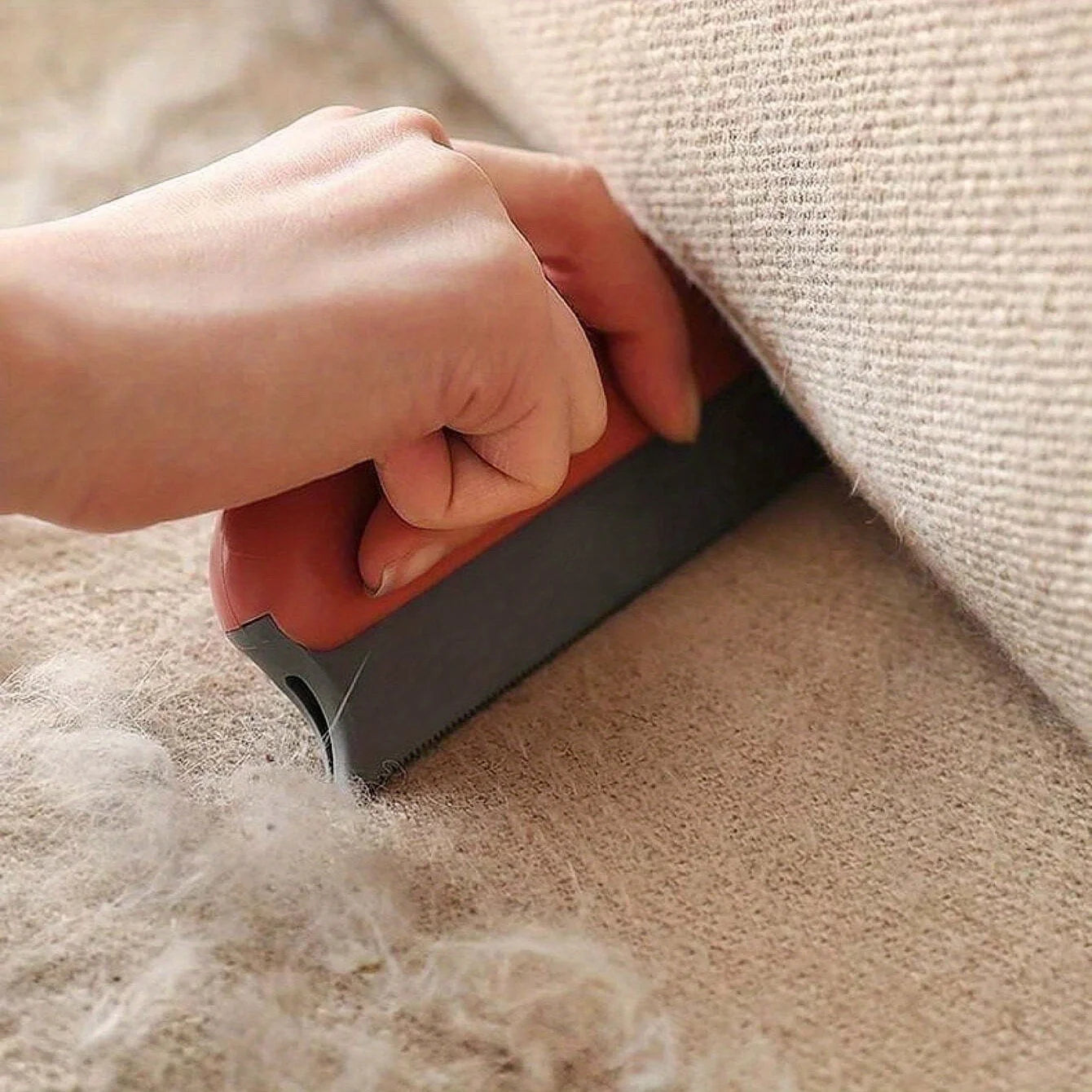 Effektiv pälsskrapa som tar bort hund- och katthår från soffor, kläder och andra textilier – återanvändbar och skonsam mot tyg