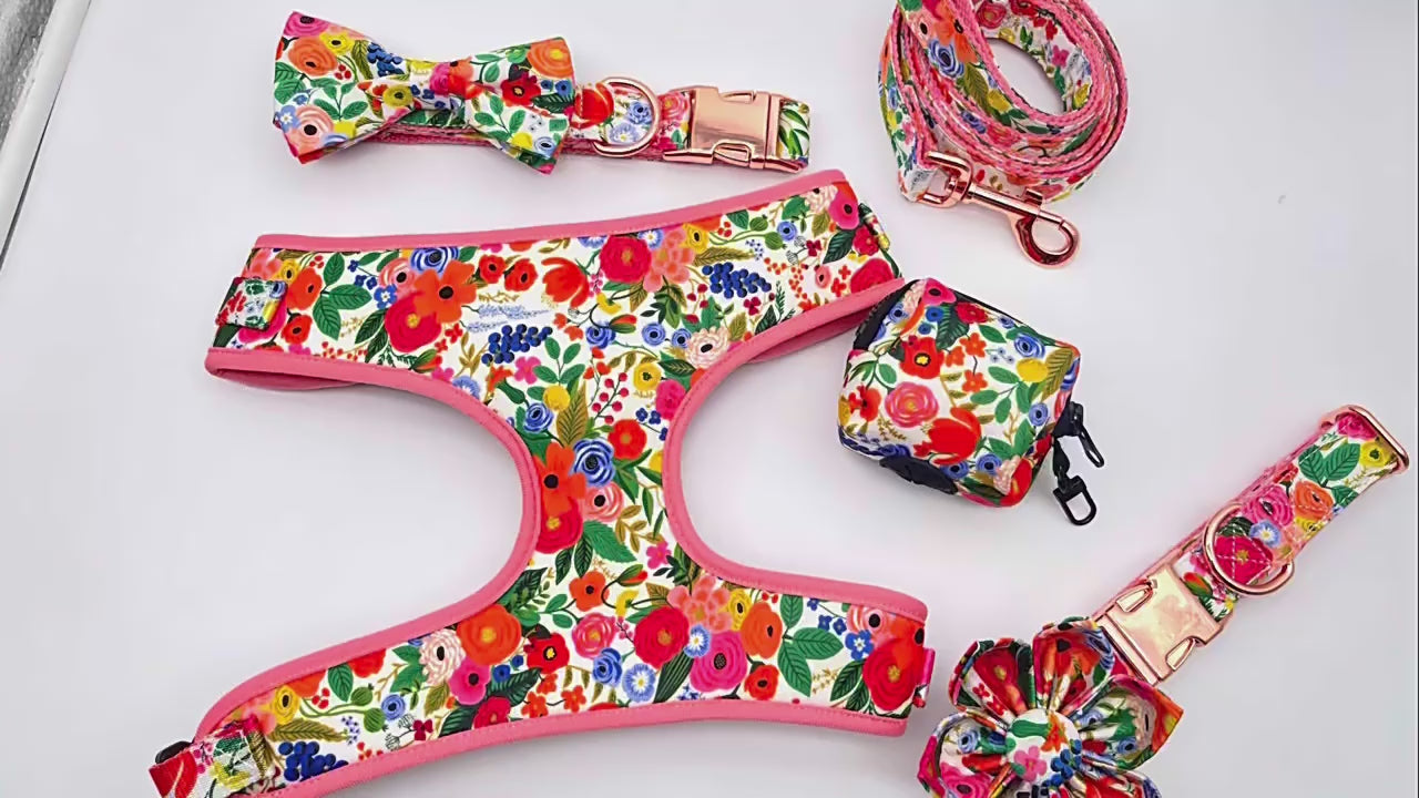 Klassiskt Blommigt Hundset – Komplett med Sele, Koppel, Rosett, Skarf och Hållare till Avföringspåsar