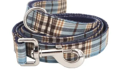 stiligt rutigt hundhalsband med rosett och matchande koppel